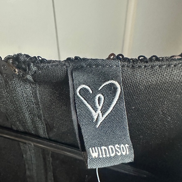 Black sparkly dress with a touch of feathers - Picture 4 of 5